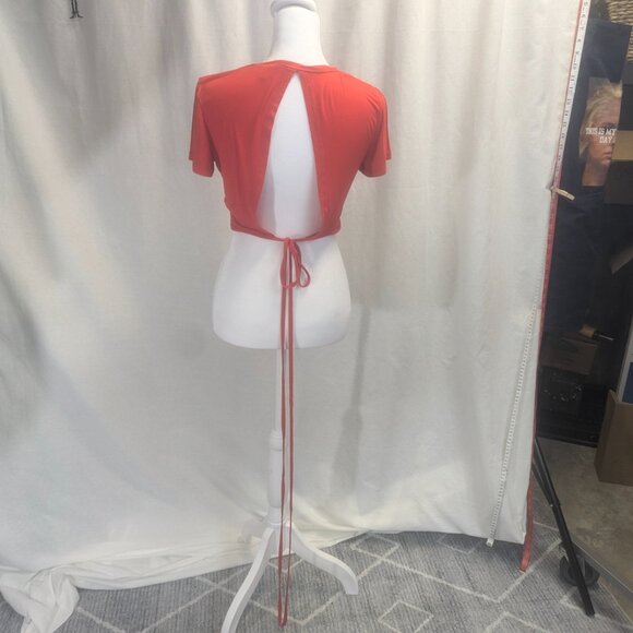 Blush Mark Size Medium Red Cropped Tee Tie-Back - Picture 12 of 13